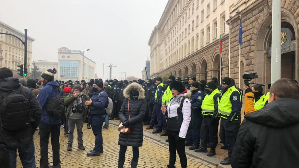 Докато полицаите, на които гражданите плащат заплатите, пазят не гражданите, а мутренското статукво, тук ще е така