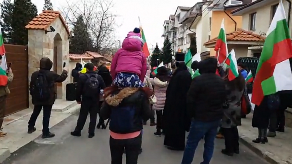 Протест пред дома на Борисов в Банкя, той е в Ямбол /видео/