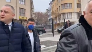 Викове “оставка” уплашиха Борисов и той избяга от задния вход на църквата „Св. Прокопий Варненски“ (ВИДЕО + СНИМКИ)