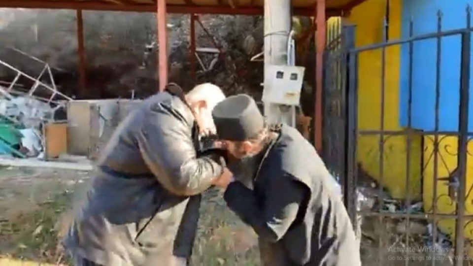 По Севда ТВ: Чевръст игумен се счупи в кръста, за да целуне ръка на Борисов