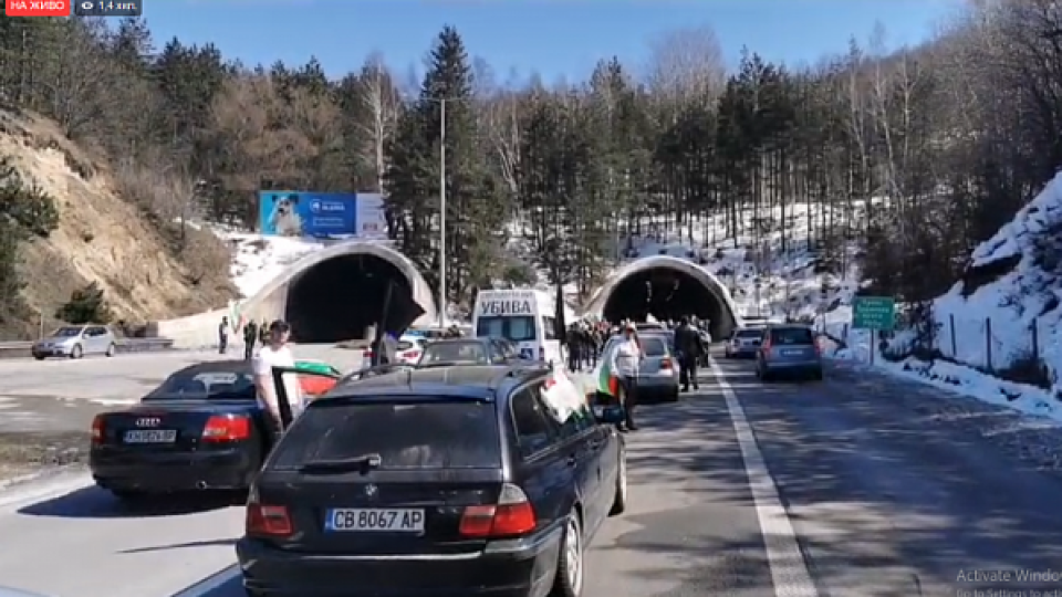 Протестиращи зоват пред Траянови врата: ”Долу ГЕРБ”. Блокади има в Стара Загора, Русе и Варна