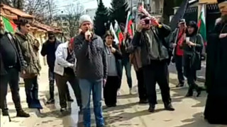 Протест пред дома на Борисов скандира: Достойна присъда! (видео)