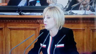 Манолова зове: Подавайте сигнали срещу Борисов