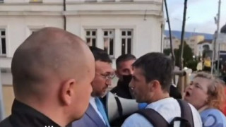 СБЛЪСЪК С МЛАДЕН МАРИНОВ: „ЕЙ, КВО ПРАВИШ ВЪТРЕ, БЕ? НЕ СТЕ ЛИ ЗА ЗАТВОРА?! РЕКЕТЬОРИ!“ /ВИДЕО/