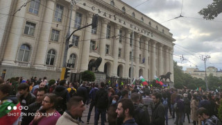 Стотици пред Съдебната палата искат оставката на Иван Гешев. Други още са пред вратата на кабинета му /на живо/