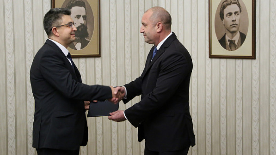 Кандидатът за премиер на ИТН Пламен Николов прие папката с проучвателния мандат от президента
