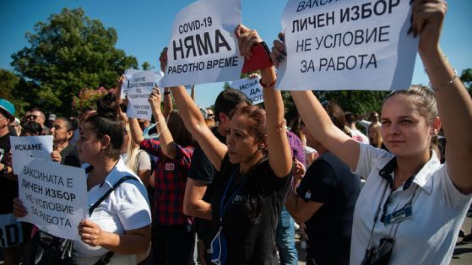 Антиваксъри атакуваха и затвориха пункт за ваксинации във Варна