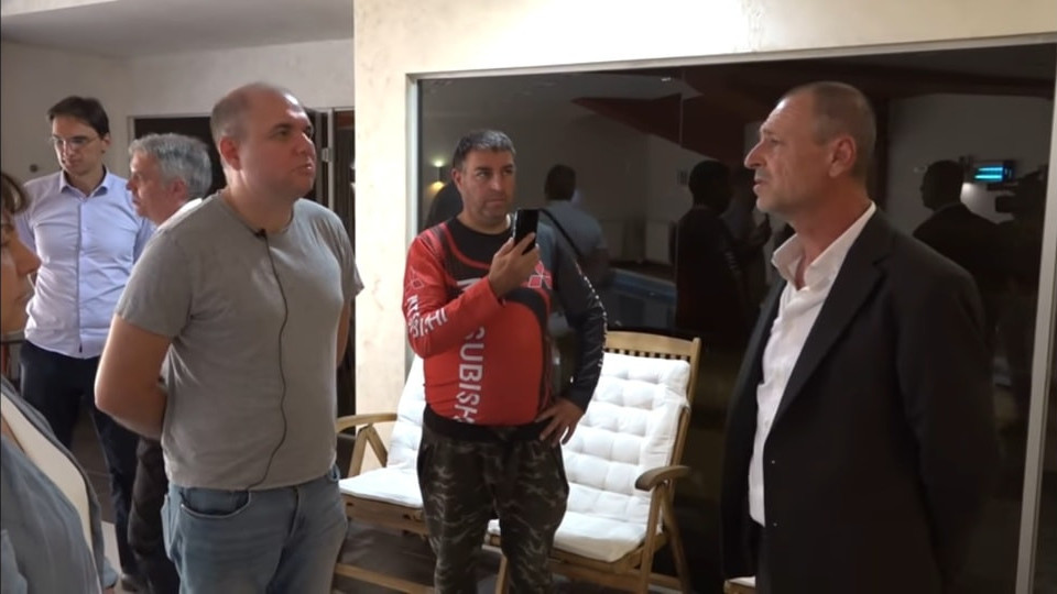 Новият шеф на ловно стопанство Паламара Гюнай Кадиров (вдясно на снимката), който отвори любимата резиденция на Бойко Борисов за простосмъртни, вече е уволнен Новият шеф на ловно стопанство Паламара Гюнай Кадиров (вдясно на снимката), който отвори любимата резиденция на Бойко Борисов за простосмъртни, вече е уволнен