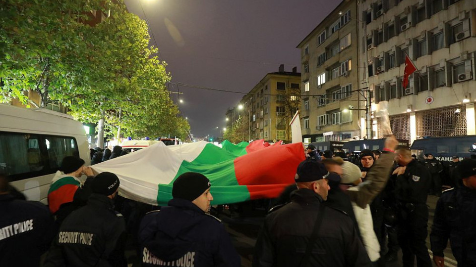 Протест в центъра на София, напрежение пред турското посолство (СНИМКИ/ВИДЕО)