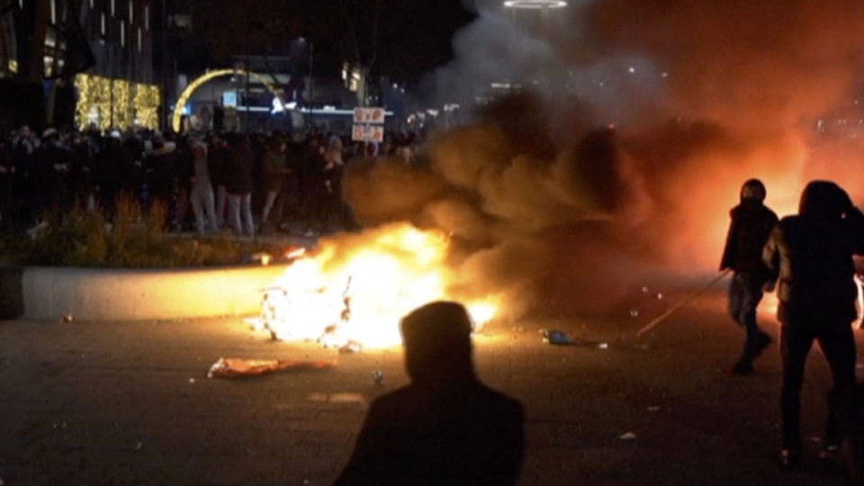 Размирици в Ротердам заради Ковид мерките, полицията стреля по тълпата
