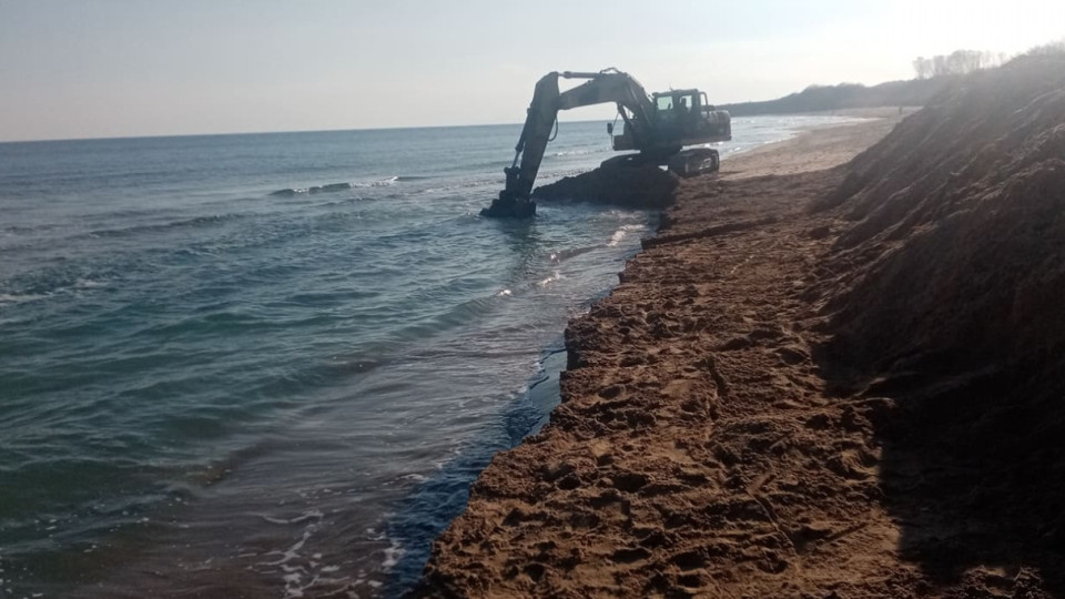Сигнализират за тежка техника на плажа в Несебър