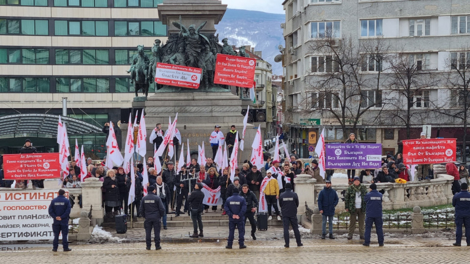 Странен протест тече пред парламента. Обръщенията към депутатите са "сатанисти, българоубийци, демоните на Костов, педер@@@, грантаджии..."