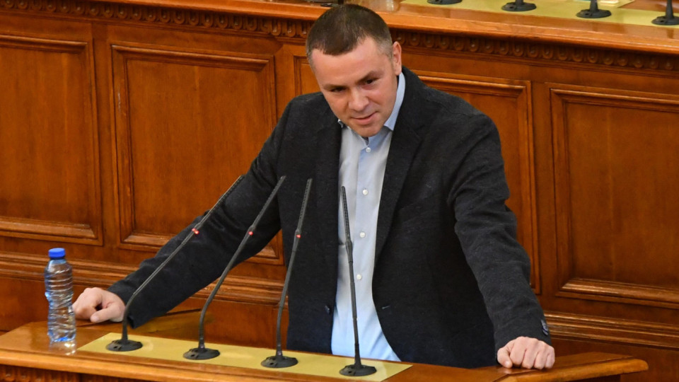 Днес в 9:00 ч. в парламента дойдоха г-н Карадайъ и г-н Пеевски. Регистрираха се, след което в 9:05 ч. си тръгнаха