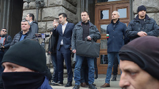 Министър-председател говори на митинг на опозицията.  Това го няма в цял свят