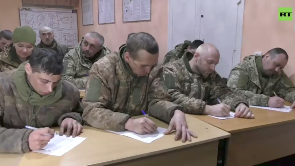 Украински военнопленници се пускат да се разотидат по домовете след писмено задължение да не воюват повече Украински военнопленници се пускат да се разотидат по домовете след писмено задължение да не воюват повече