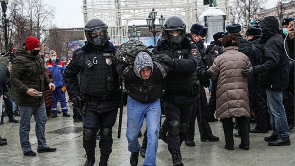 В Русия задържаха над 900 протестиращи срещу войната в Украйна