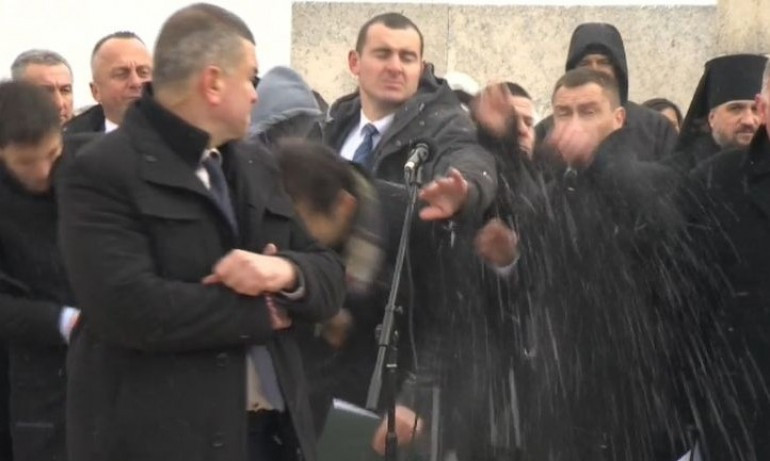 Посрещнаха Петков на Шипка с викове - „Оставка, предатели“, целиха го със снежни топки (СНИМКИ)
