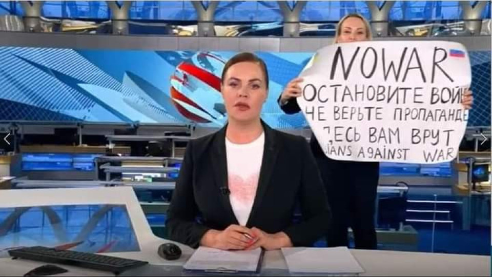 Журналист прекъсна новините на руската телевизия с плакат 'Спрете войната' (видео)