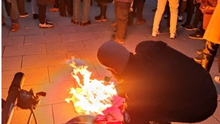 Еееее, дъно, дъно  , дъно!!! Нова Тв включи в ефир Белишки- подпалвача на руското знаме. Услужливо подадени: въпроси