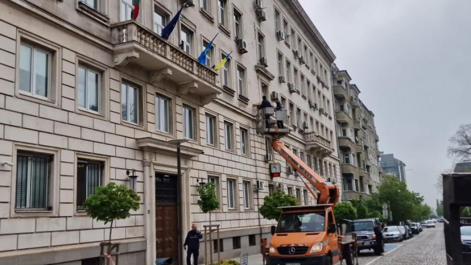 Депутати и двама с вишка свалиха украинския флаг от сградата на Столична община