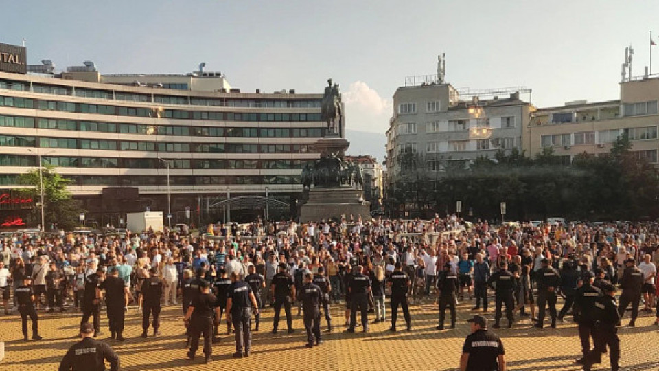 КОИ ПРОТЕСТИРАТ ПРЕД НС В ЗАЩИТА НА ПП ?