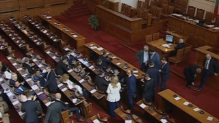 Политическите игри се развихриха. Ето какво се случва в Народното събрание