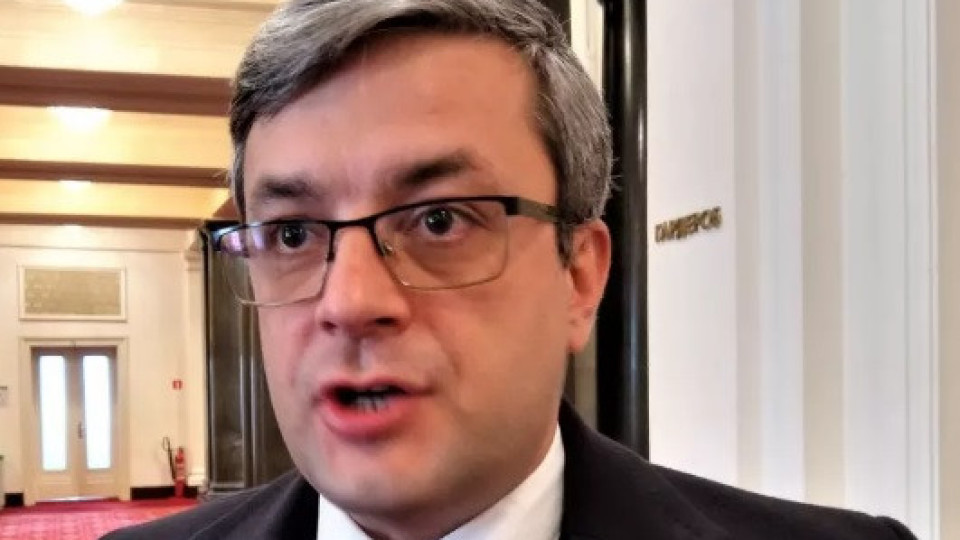 Ама защо още преди да е станало 8 часа Тома Биков крещи в ефир? Ама защо още преди да е станало 8 часа Тома Биков крещи в ефир?