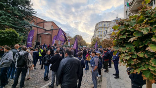 Десетки скандират “Данче, слез!” под прозорците на Фандъкова /снимки и видео/