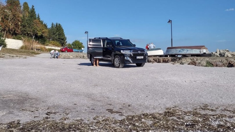 Простотия: Украински джип паркира на плажа в Несебър