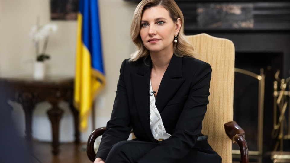 Олена Зеленская, накипрена с лъскаво тоалетче, натокана и нахална, заяви, че украинците са готови да стоят 2-3 години без ток, за да ги приемат в ЕС
