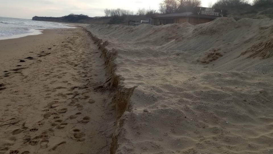 Въпреки забраната отново пясъчни диги на Южния плаж в Несебър/СНИМКИ/
