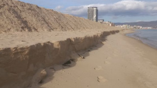 И след забраната диги опасват плажа на Слънчев бряг (снимки)