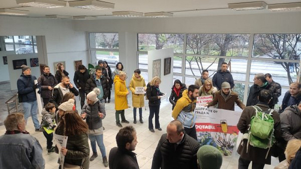 Обсада на община Пловдив, граждани искат оставката на кмета и съветници