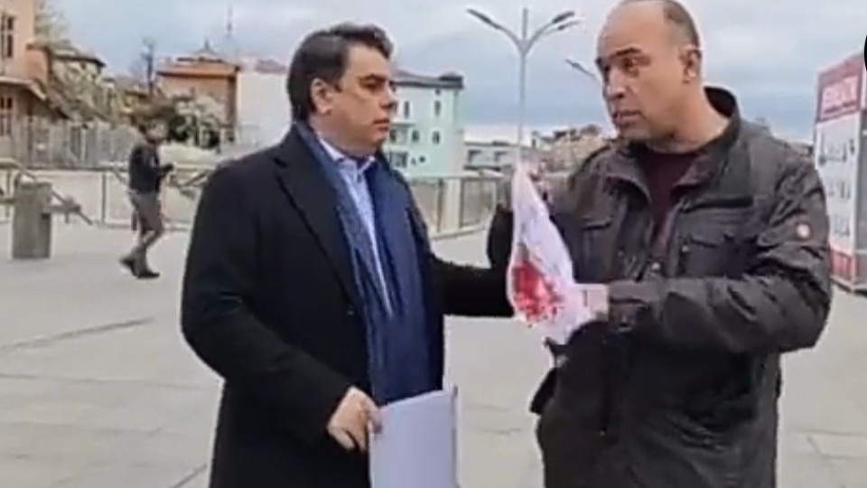Посрещнаха Асен Василев с кървави бикини в Пловдив, едва го отърваха от линч