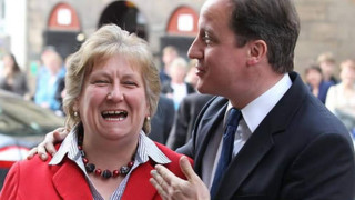 Това на снимката не е леля Гицка чистачката, а баронеса Анабел Голди - министър на отбраната на Обединеното кралство