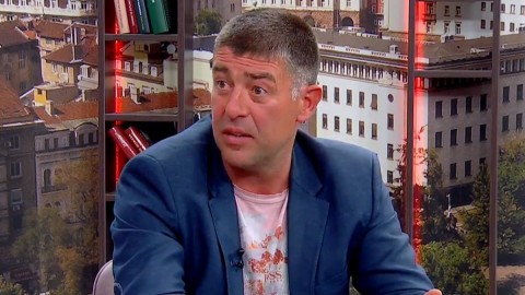 ИТАЛИАНСКИТЕ УЧЕНИЦИ И СТУДЕНТИ ПЕЯТ "БЕЛА ЧАО", А В ПАРИЖ КЪНТИ ИНТЕРНАЦИОНАЛЪТ!