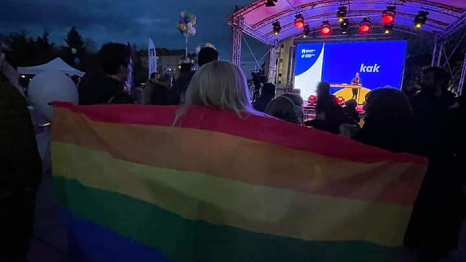 Виж как си закриват предизборната кампания ПП,ДБ+🏳️‍🌈!!! Разбира се, както и си я откриха!!! Българското знаме 🇧🇬 липсва, но джендърското 🏳️‍🌈 е там!!!