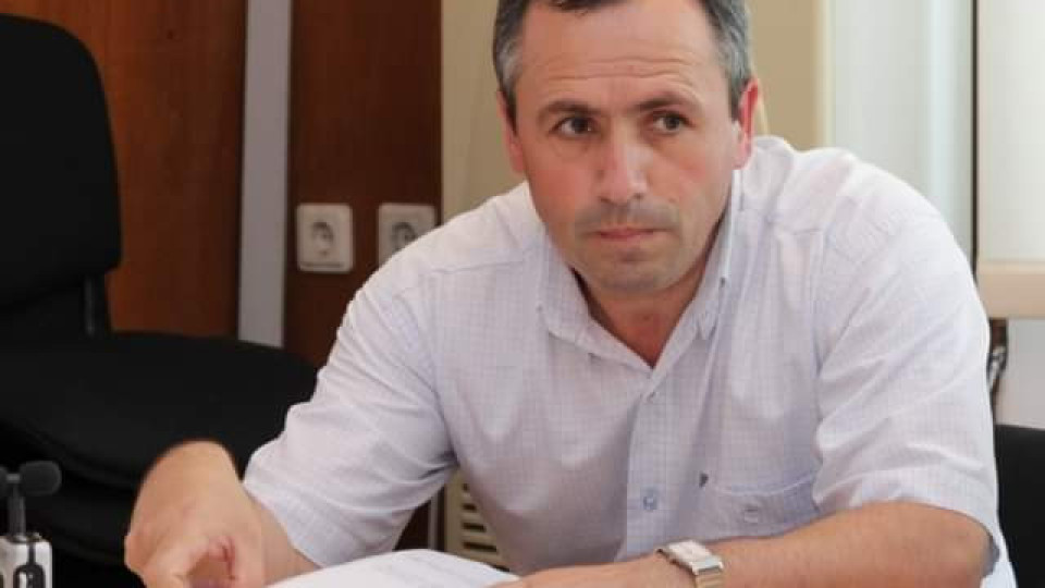 Човекът на снимката е Бюнамин Хасан. С какво е интересен ли? Ами той е втори в листата на коалицията ПП-ДБ за изборите в Шумен