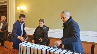 "Възраждане" внесоха 590 000 подписа за референдума за запазване на българския лев