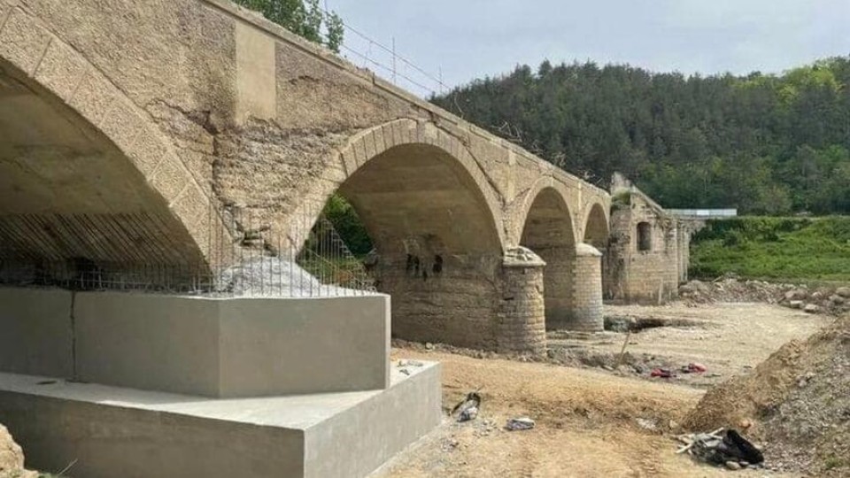 НЕВЕЖИ: Строителят на ГЕРБ „Трейс“ помля моста на Кольо Фичето край Бяла, за да лапне 10 млн. лева (СНИМКИ)