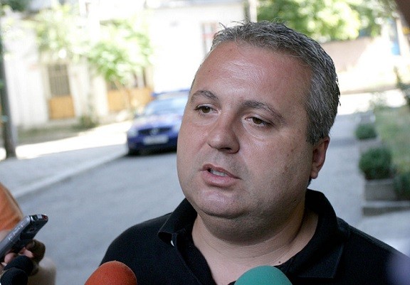 Ремонт на ремонта в Сандански: Как се крадат пари със стадиона на „Вихрен“, за да е щастлив Коко Динев (СНИМКИ)