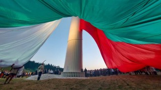 Румен Радев от Рожен: Нека българското знаме продължи да ни обединява и да ни води по пътя към благоденствието на нашия народ!
