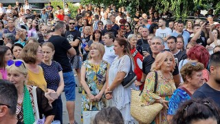 Хиляди българи в 16 града протестират срещу зверството с макетното ножче и насилието над жени /на живо/
