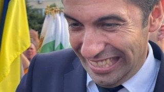 Кирил Петков попречил на депутати от ИТН и „Възраждане“ да посетят Испания, за да не дават “грешна ориентация на България”