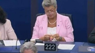 Европейският комисар по вътрешните работи Илва Йохансон плете чорап по време на речта на Урсула фон дер Лайен, а ние чакаме да влезнем в Шенген...🤡