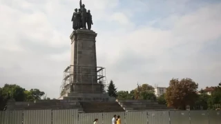 Скеле се появи около Паметника на Съветската армия