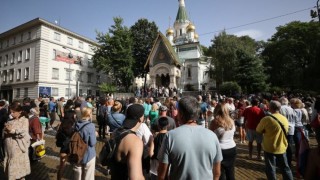 Граждани се събраха пред Руската църква в София и поискаха да бъде отворена