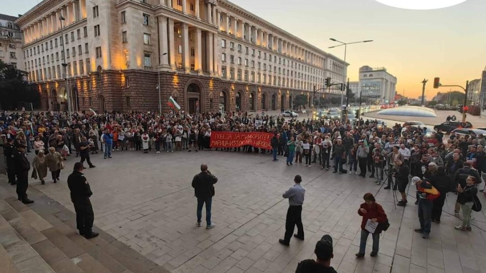 800 ЧОВЕКА - ТОЛКОВА БЯХА ХОРАТА В СОФИЯ, КОИТО НАИСТИНА ГИ ИНТЕРЕСУВАШЕ БЪДЕЩЕТО НА БЪЛГАРИЯ