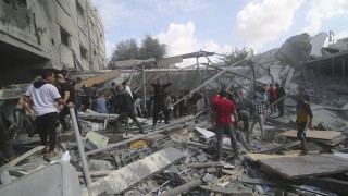 ЗВЕРСТВО: Стотици загинали и ранени при въздушен удар по болница в Газа