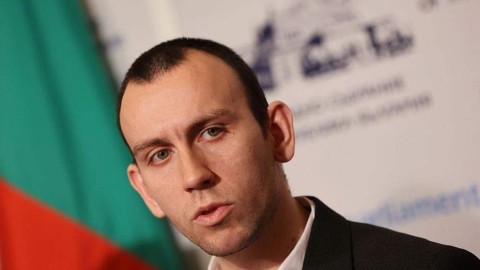 Когато гори автомобил на български клуб, това е нападение срещу организация. Но горящи автомобили на българското посолство, това вече е нападение срещу българската държава